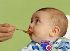 В каком возрасте ребенок начинает кушать сам?