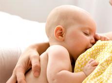 Способы лечения горла у детей до года Чем лечить красное больное горло у грудничка: сиропы и народные средства для ребенка до года
